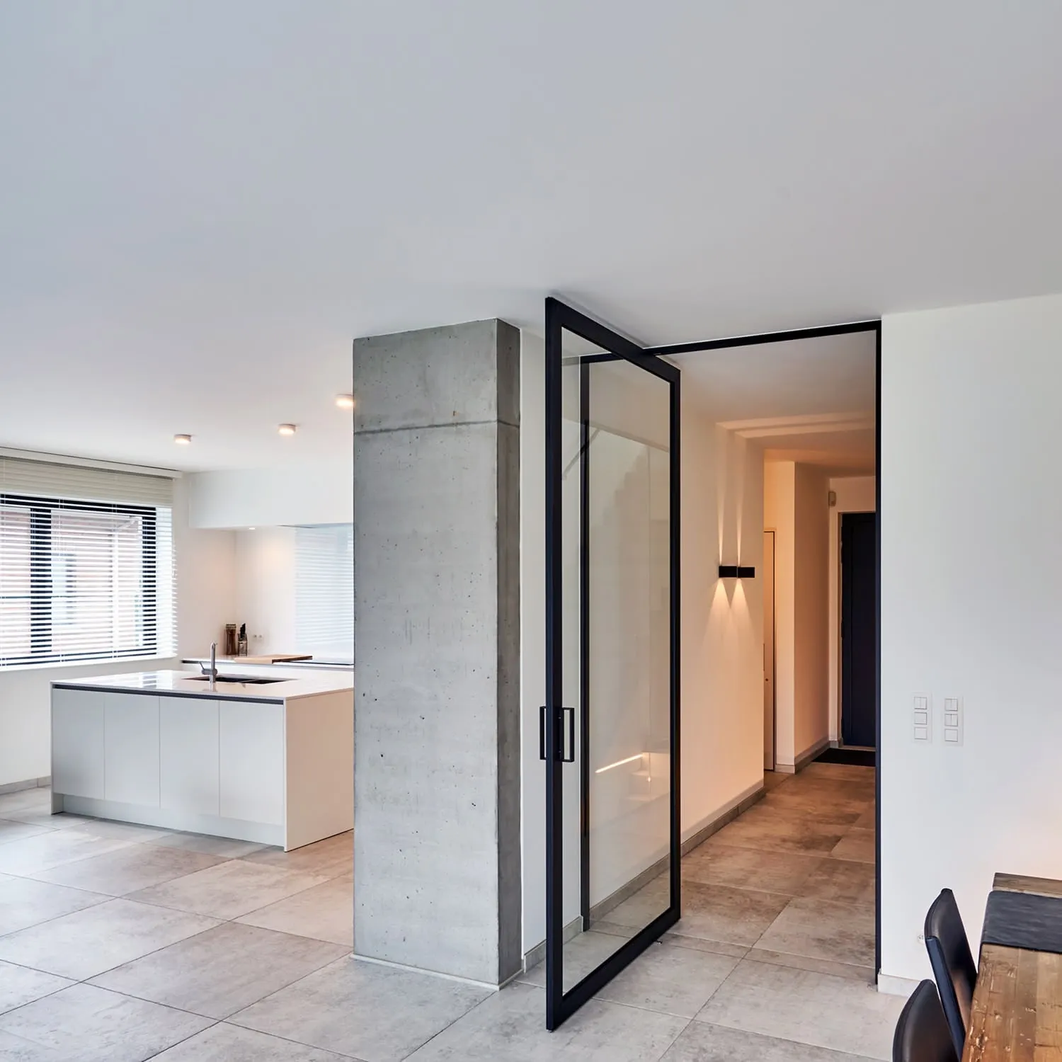 TW74 Confort pivot door