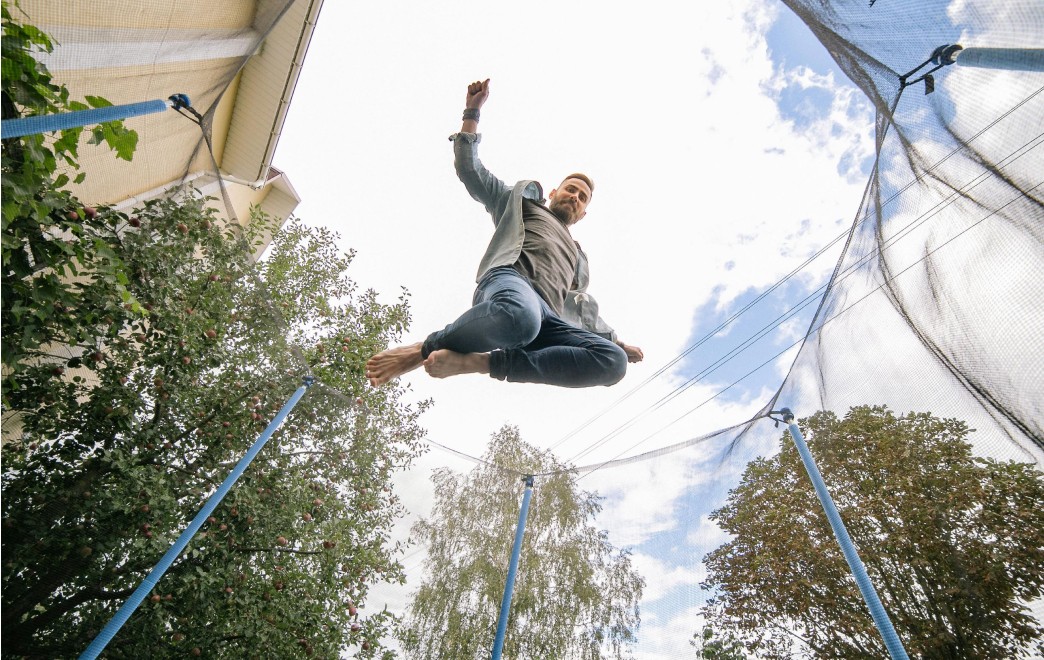 Sprung auf dem Trampolin