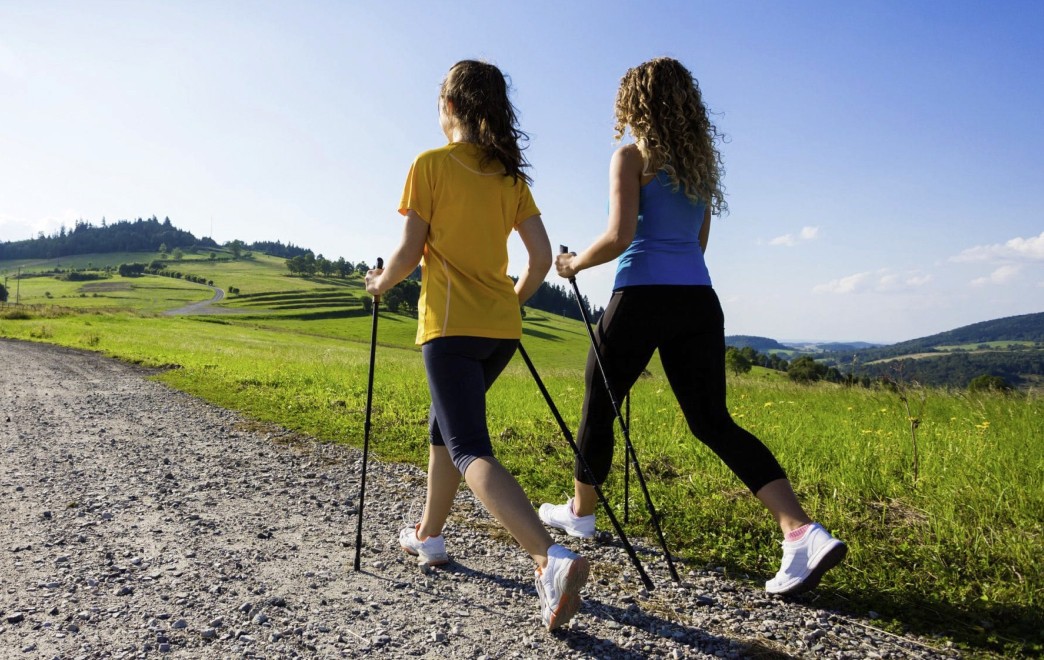 Nordic Walking auf einem Feldweg