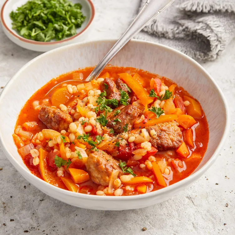 Graupeneintopf mit Paprika und knusprigem Räuchertofu