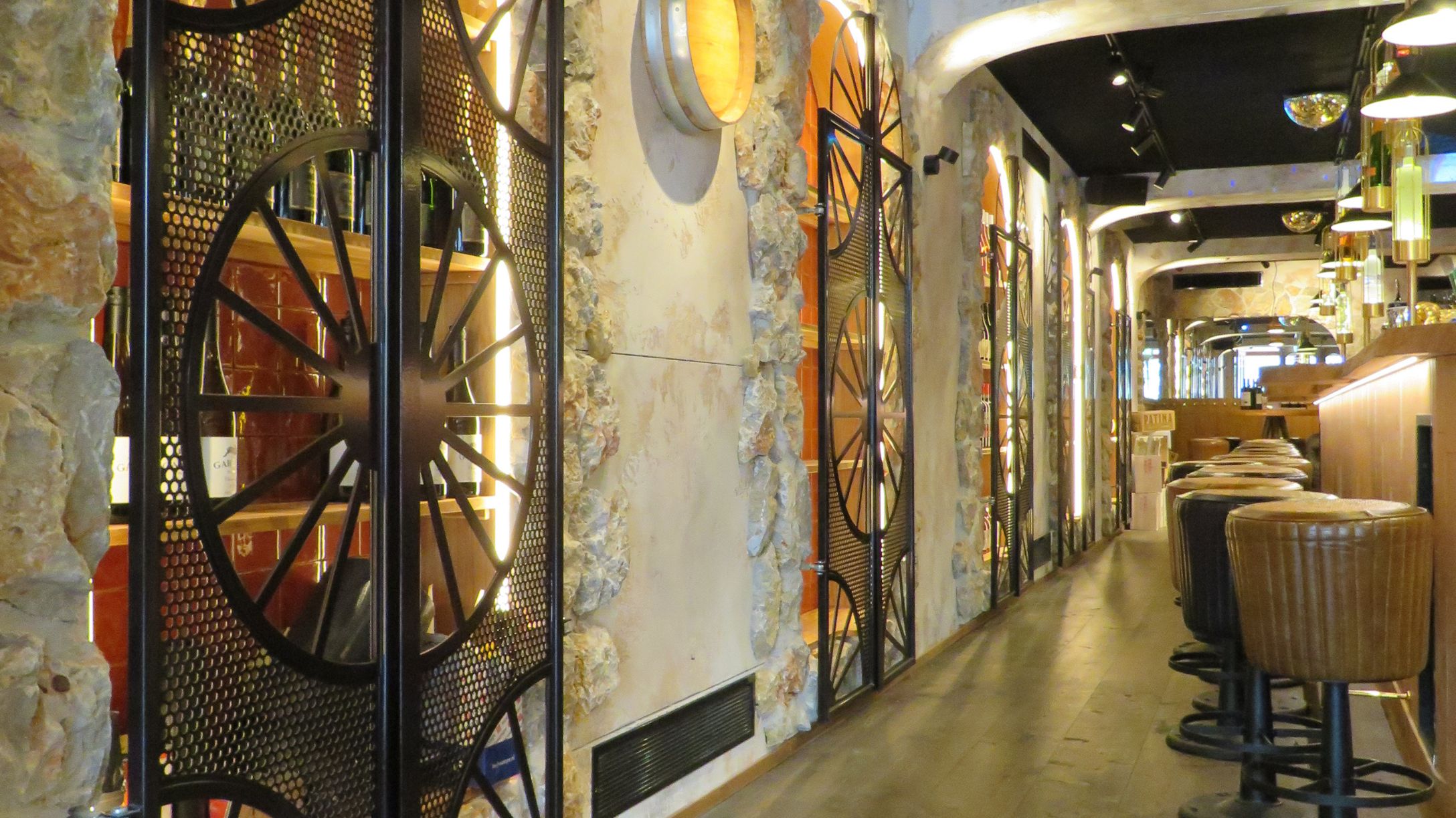 Decoratief stucwerk bar Noordwijk – robuuste wandafwerking met karakter (Bar Ella)