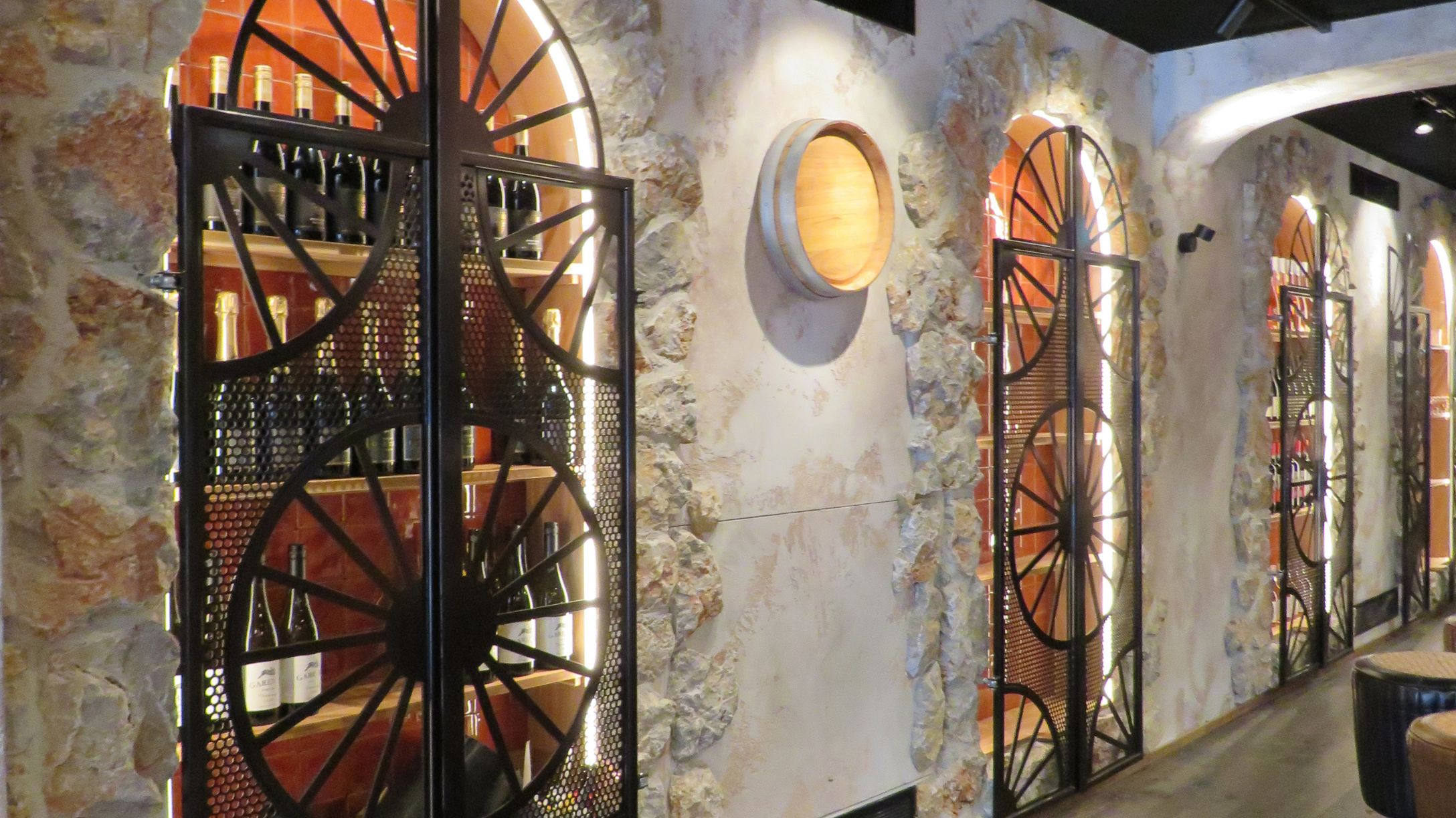 Decoratief stucwerk bar Noordwijk – robuuste wandafwerking met karakter (Bar Ella)