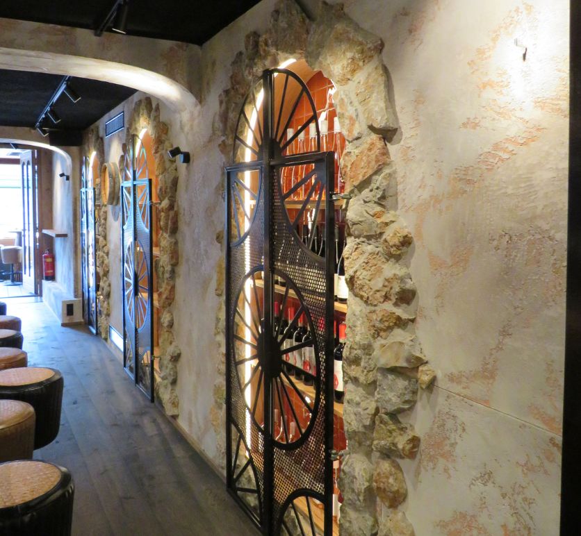 Decoratief stucwerk bar Noordwijk – robuuste wandafwerking met karakter (Bar Ella)