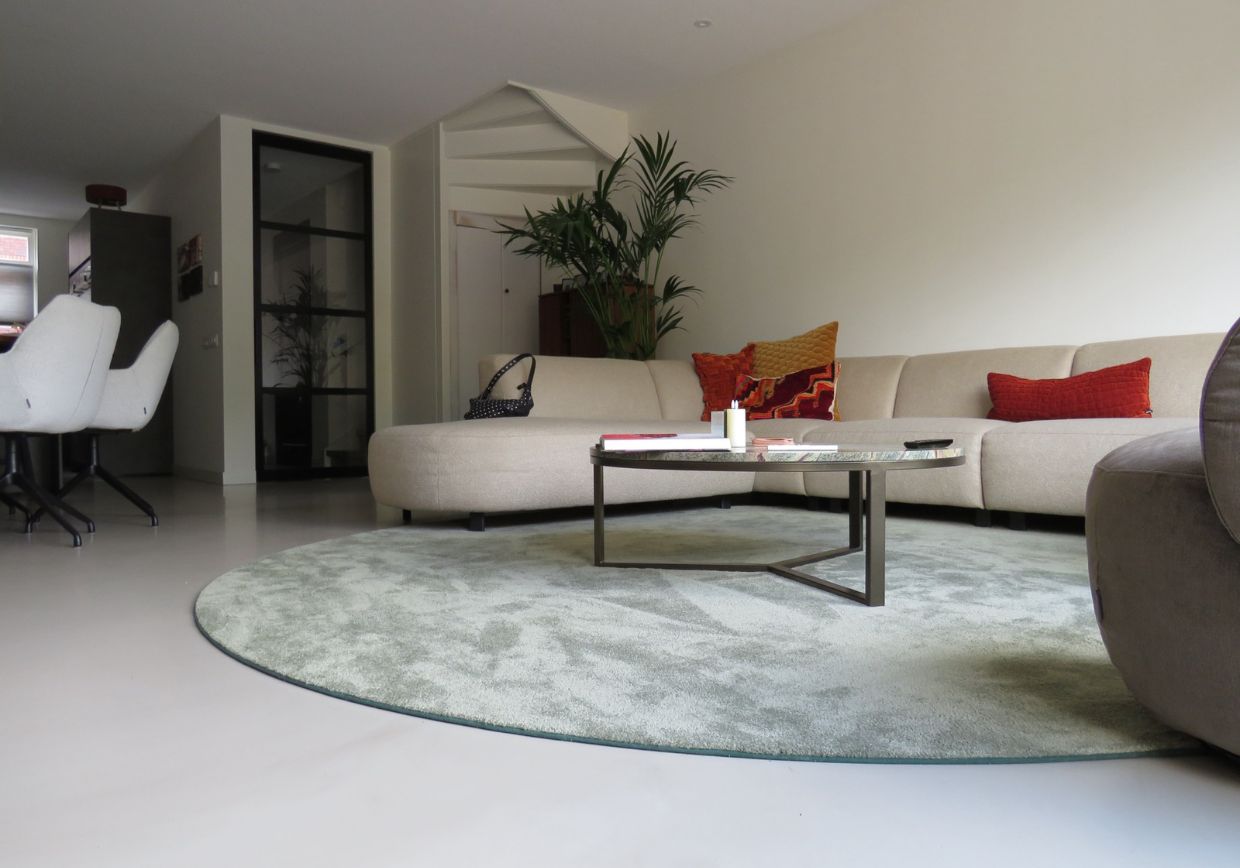 PU gietvloer woning Leiden – comfortabel, strak en licht flexibel (2-tone afwerking)