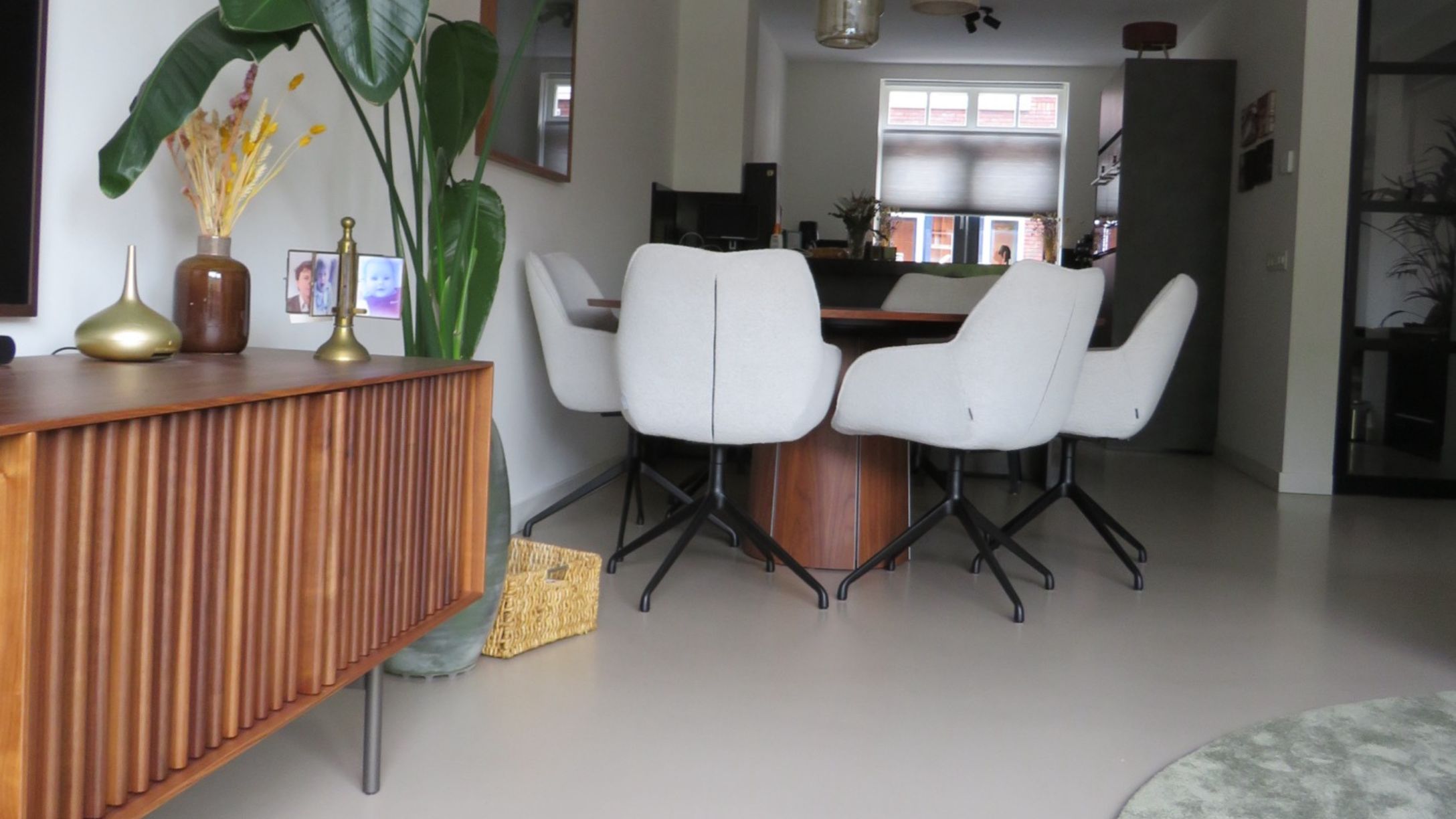 PU gietvloer woning Leiden – comfortabel, strak en licht flexibel (2-tone afwerking)