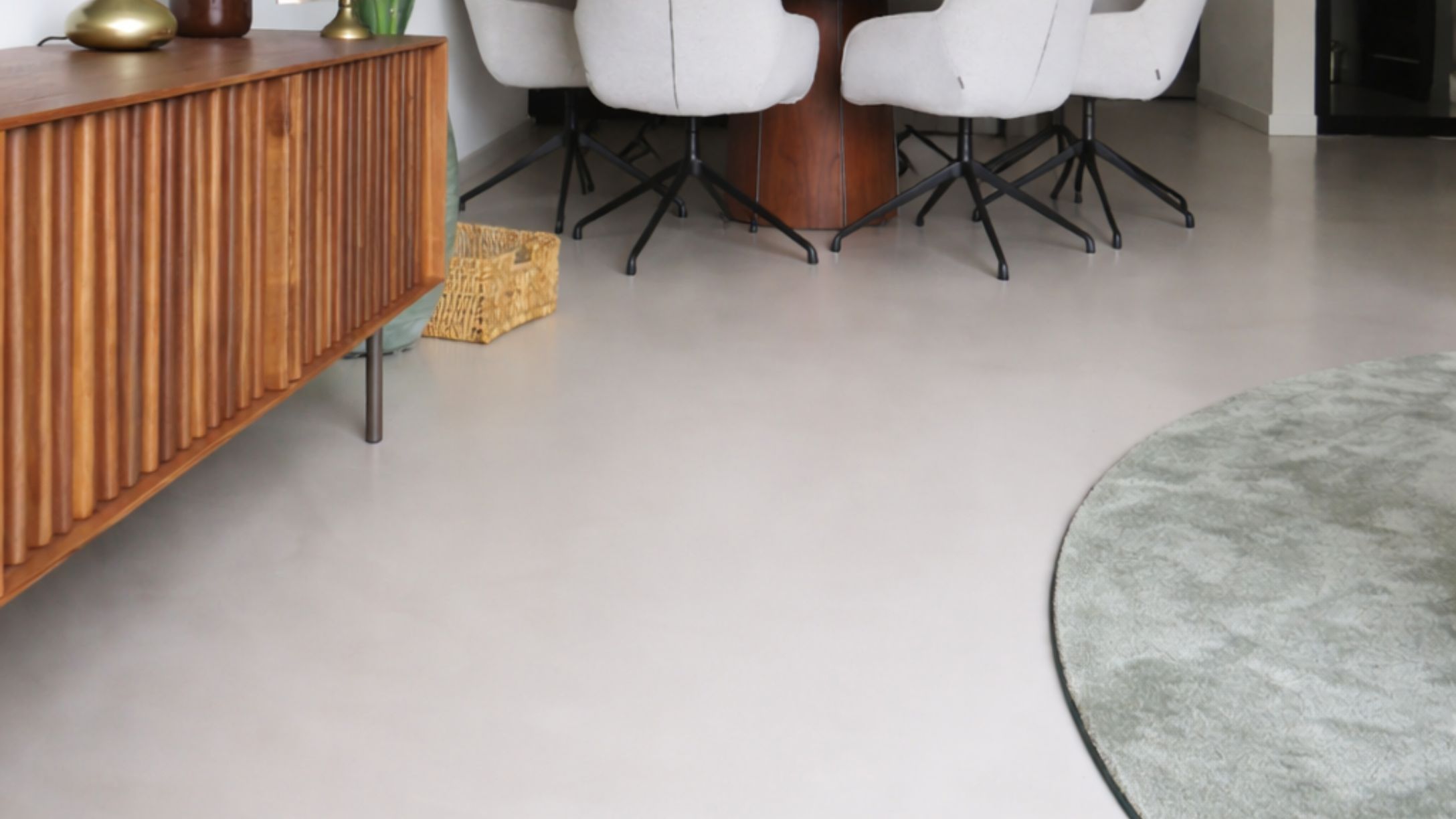 PU gietvloer woning Leiden – comfortabel, strak en licht flexibel (2-tone afwerking)