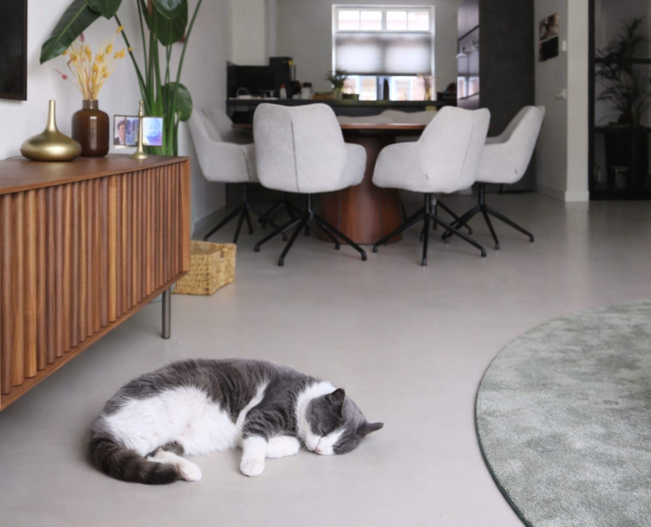 PU gietvloer woning Leiden – comfortabel, strak en licht flexibel (2-tone afwerking)