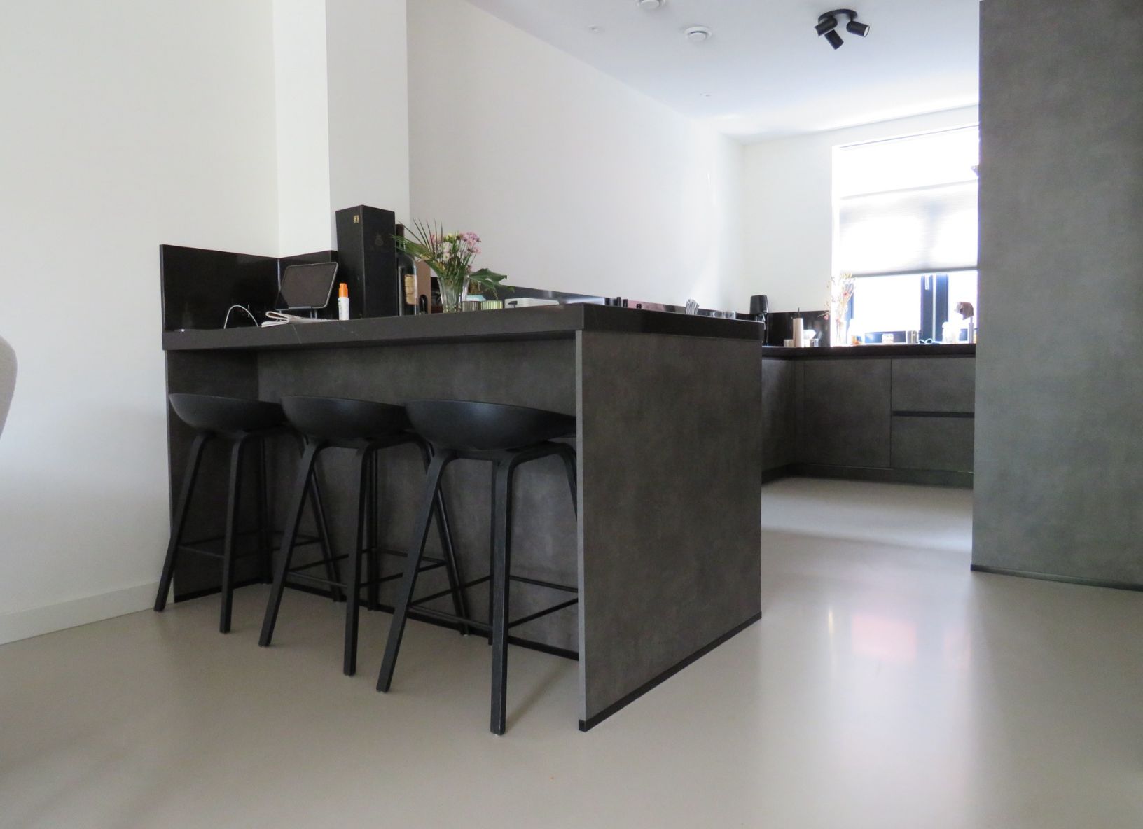 PU gietvloer woning Leiden – comfortabel, strak en licht flexibel (2-tone afwerking)