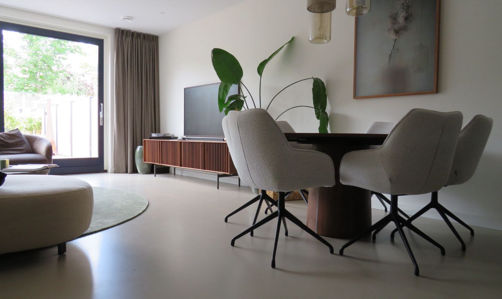 PU gietvloer woning Leiden – comfortabel, strak en licht flexibel (2-tone afwerking)