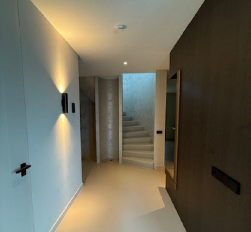 PU gietvloer woning Gouda – warme latte macchiato tint met strak design