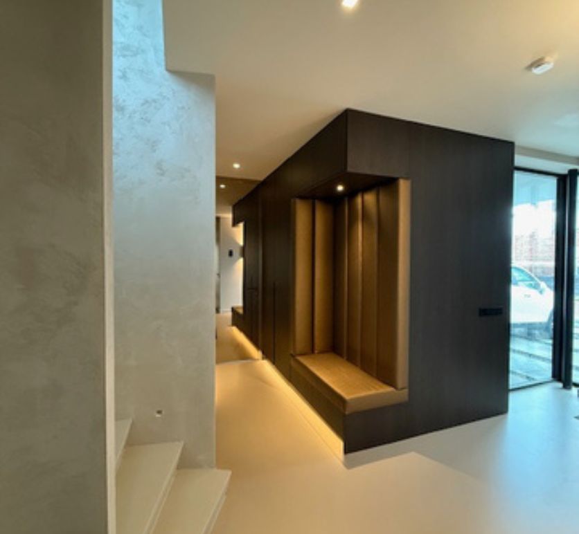 PU gietvloer woning Gouda – warme latte macchiato tint met strak design