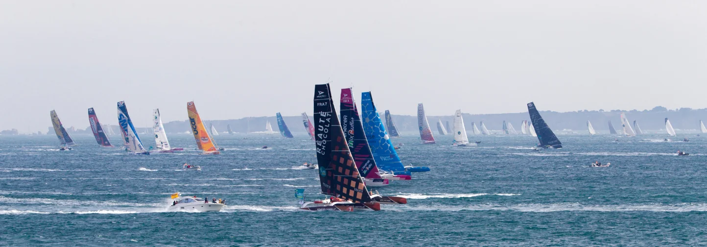 Départ de la Route du Rhum : voiliers en mer