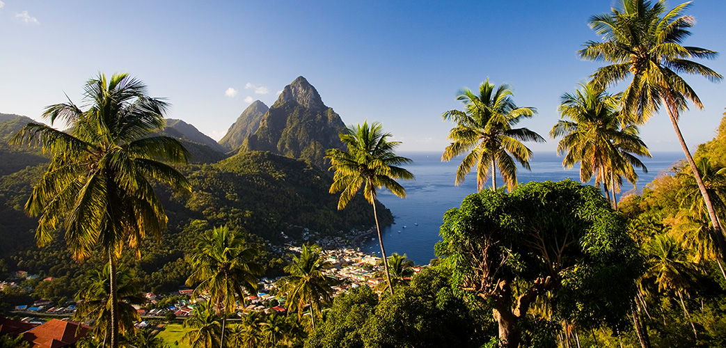 Paysage tropical de Sainte-Lucie avec les Pitons, palmiers et vue sur la mer des Caraïbes