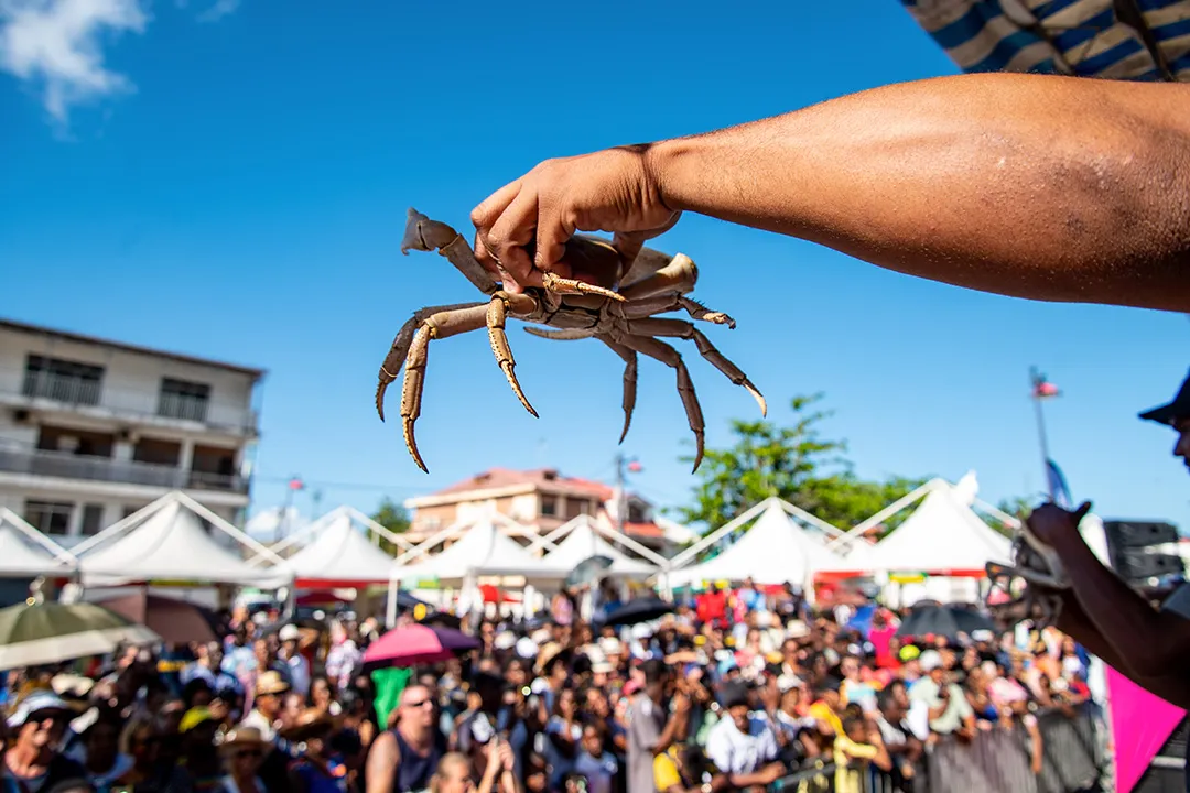 Fête du crabe en Guadeloupe avec animation et foule lors des célébrations de Pâques