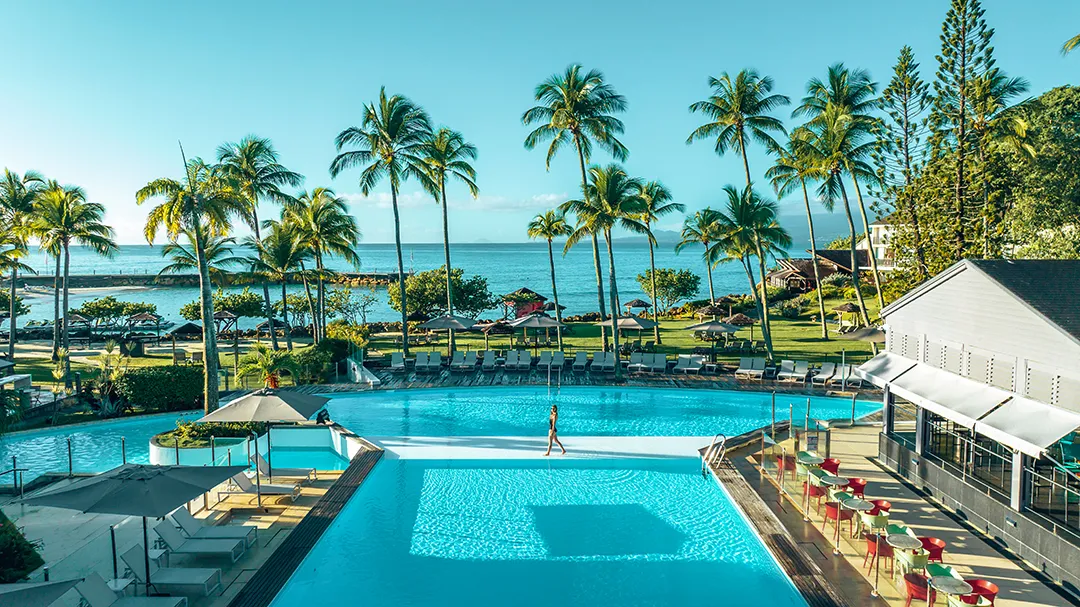 Piscine avec vue mer et cocotiers à La Créole Beach Hôtel & Spa en Guadeloupe
