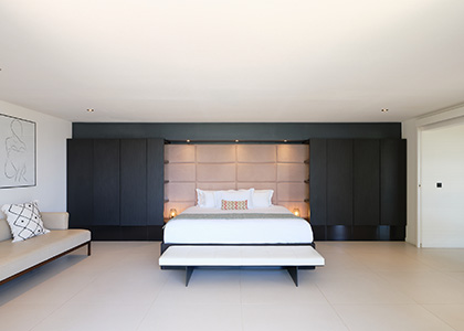 Chambre parentale moderne et spacieuse avec lit king size à la Villa Ayati de luxe en Guadeloupe