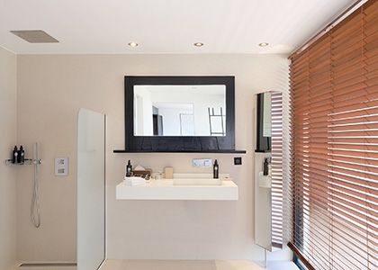 Salle de bain moderne avec douche à l'italienne et vasque suspendue à la Villa Ayati en Guadeloupe