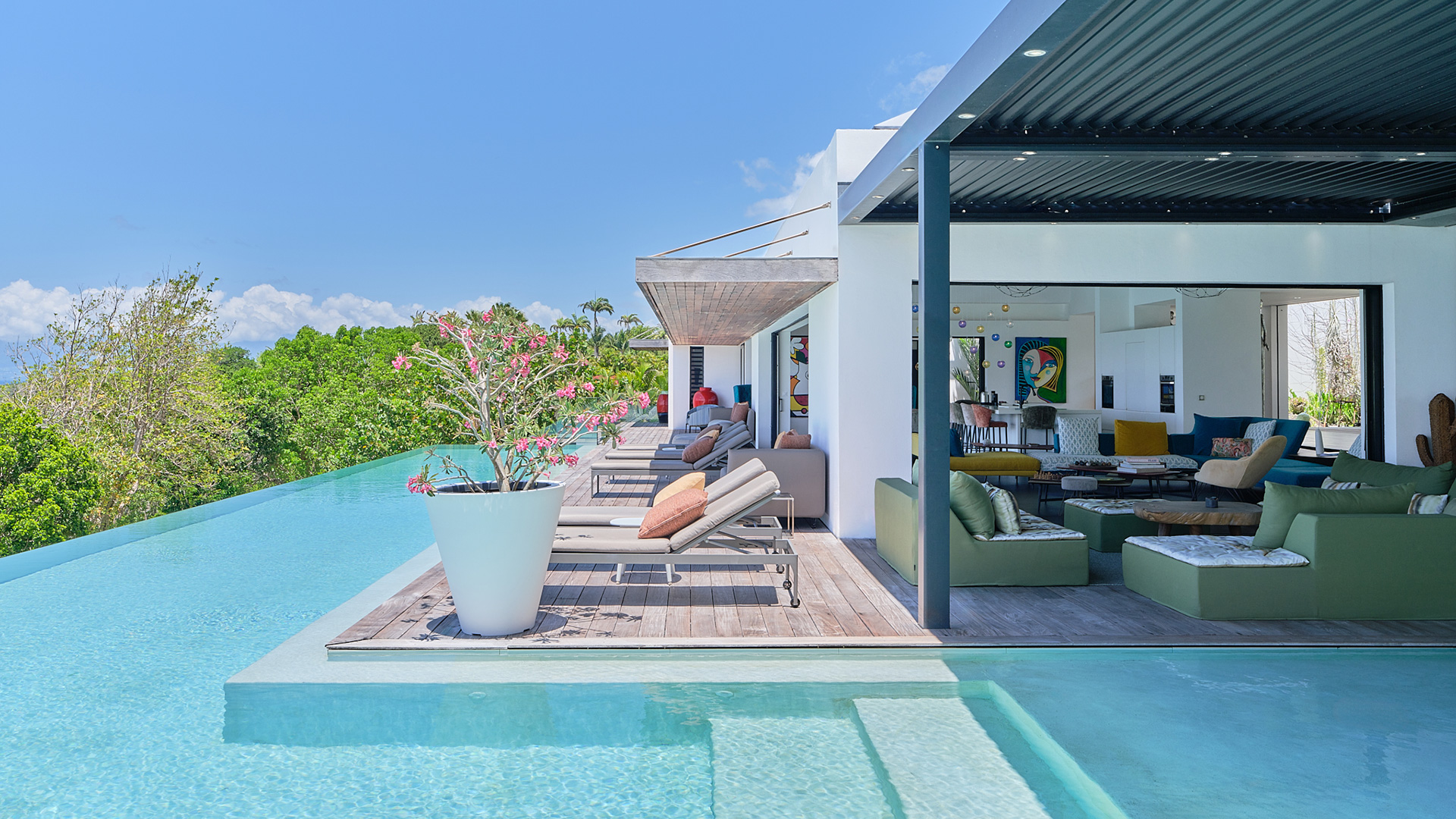 Terrasse de luxe avec salons d'extérieur et immense piscine à débordement de la Villa Ayati en Guadeloupe
