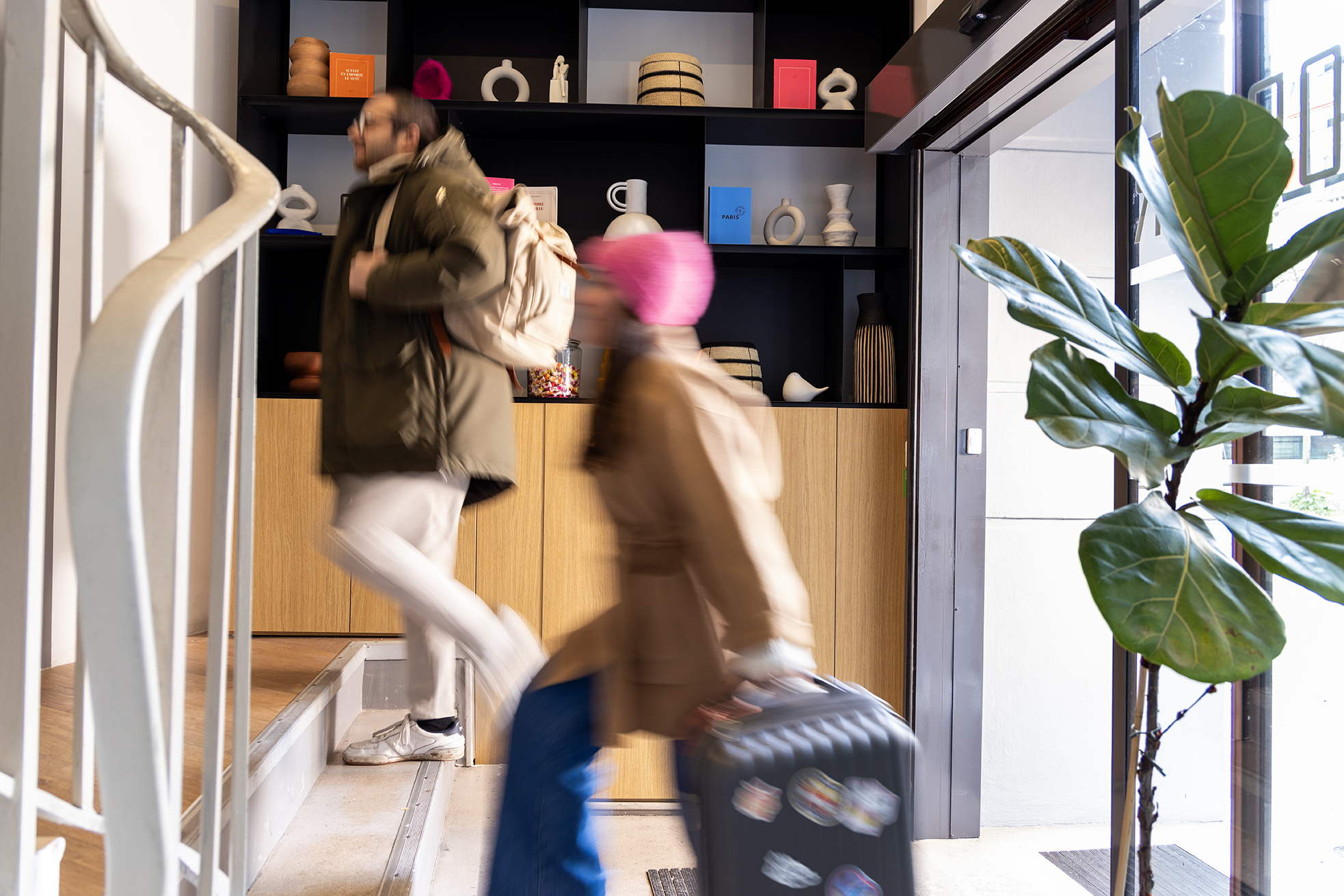 personnes entrant dans l'hôtel
