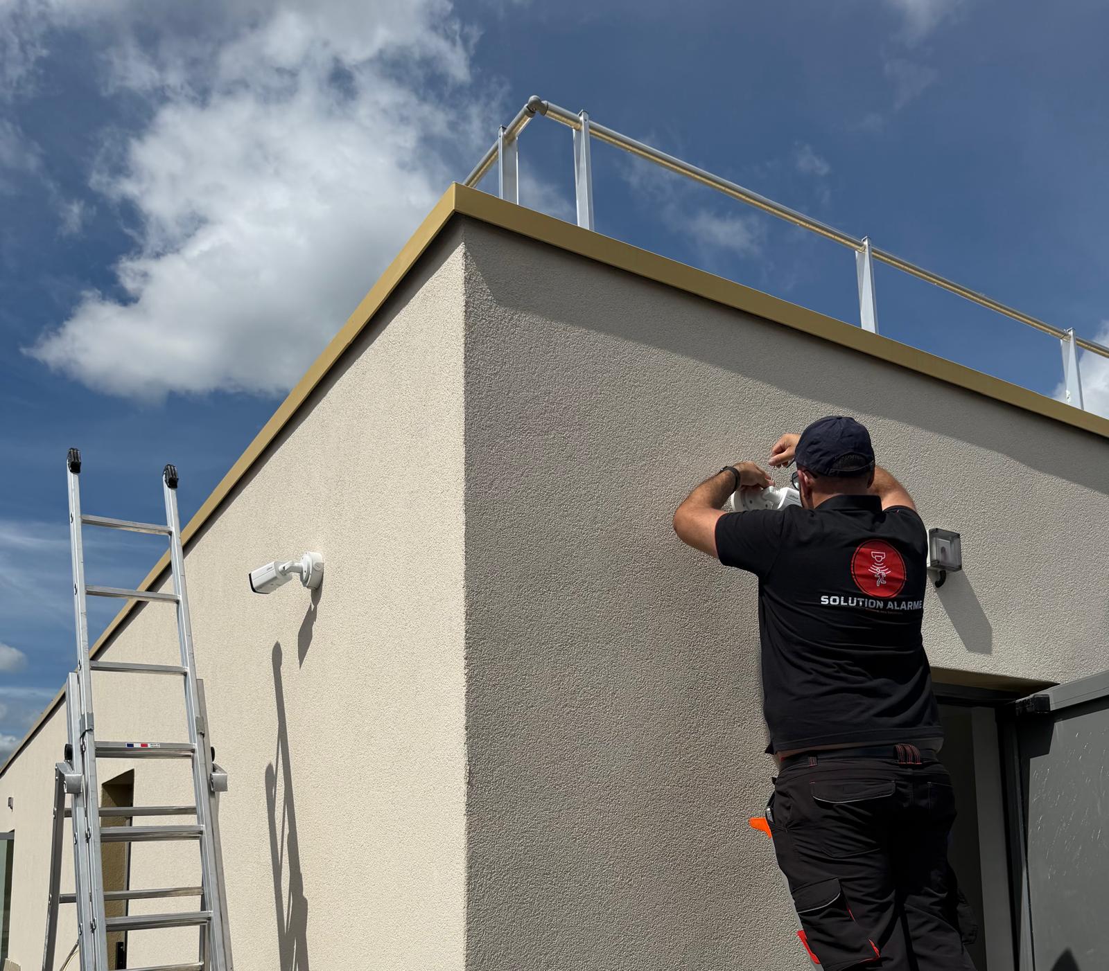 Installation de caméras extérieures par Solution Alarme