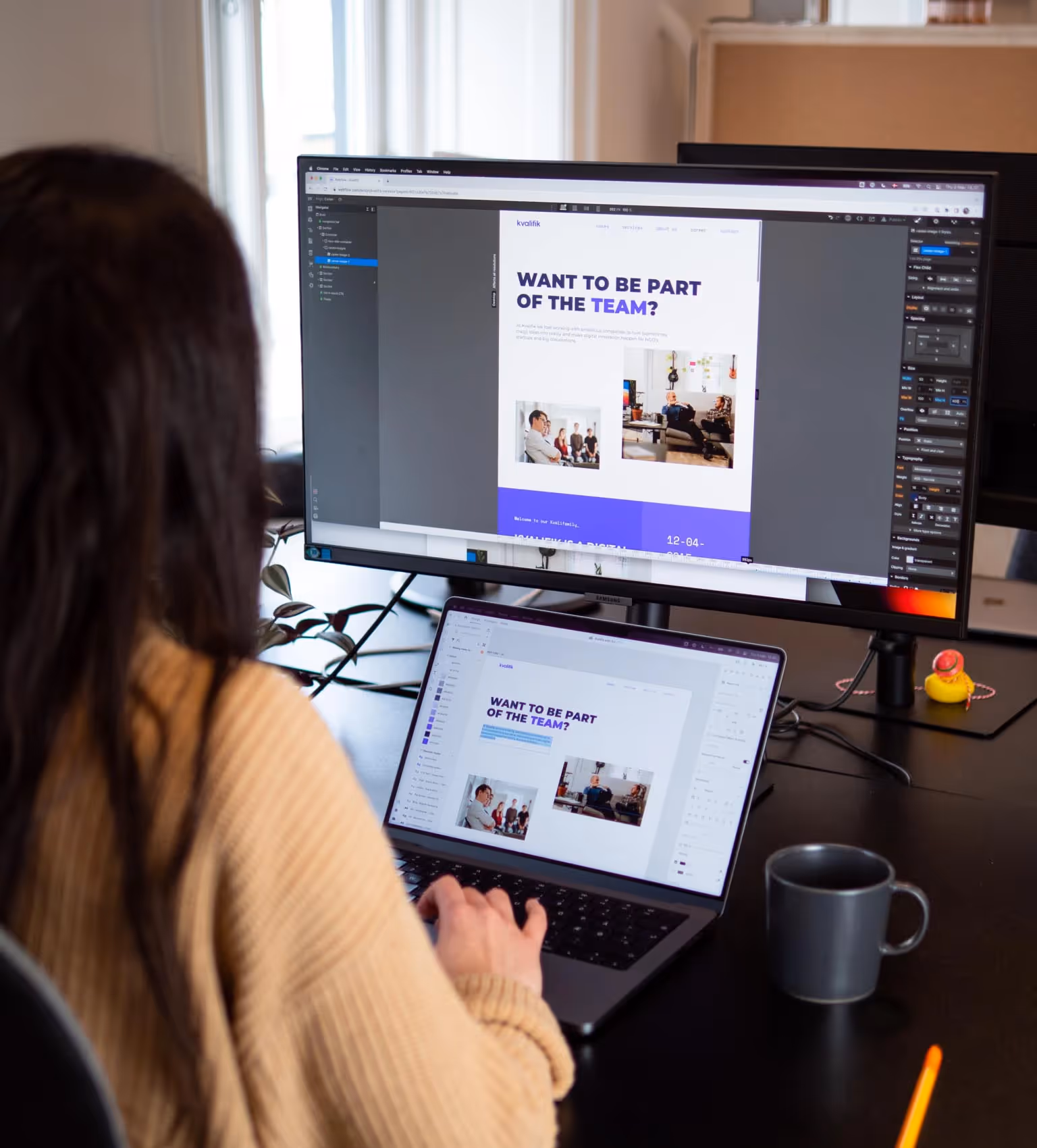 Designer der bruger Webflow til at designe og udvikle en hjemmeside