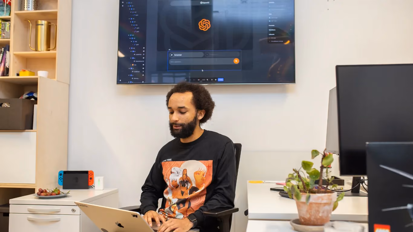 Riziki, Senior Digital Designer hos Kvalifik der arbejder på nye designs