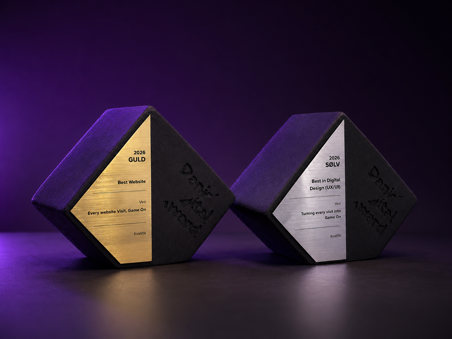 Billede af de to Danish Digital Awards, som Kvalifik vandt i 2026, med lilla baggrund