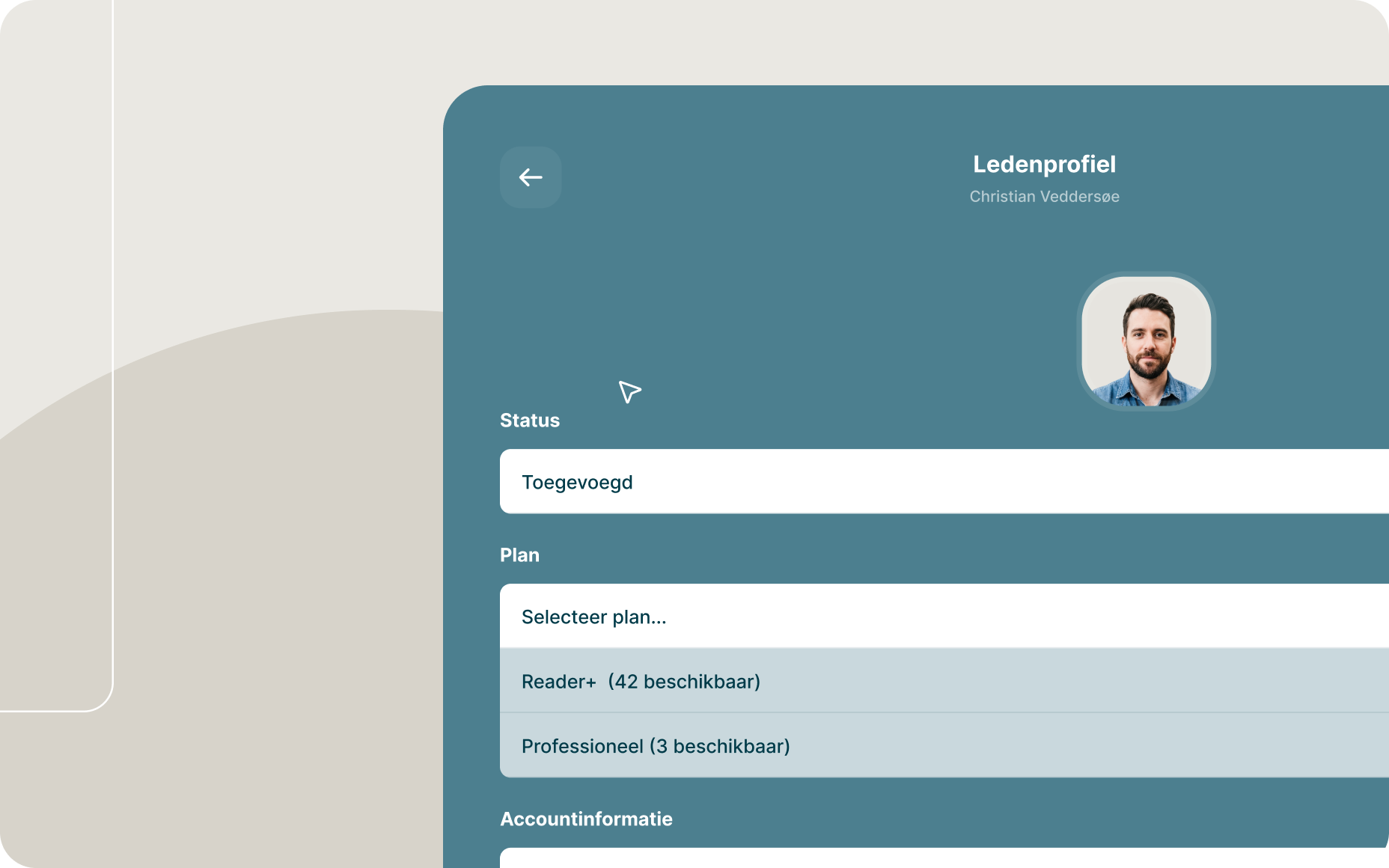  Ledenprofielinterface in een enquêteplatform met instellingen voor op rollen gebaseerde toegangscontrole, waaronder gebruikersstatus en abonnementsmachtigingen.