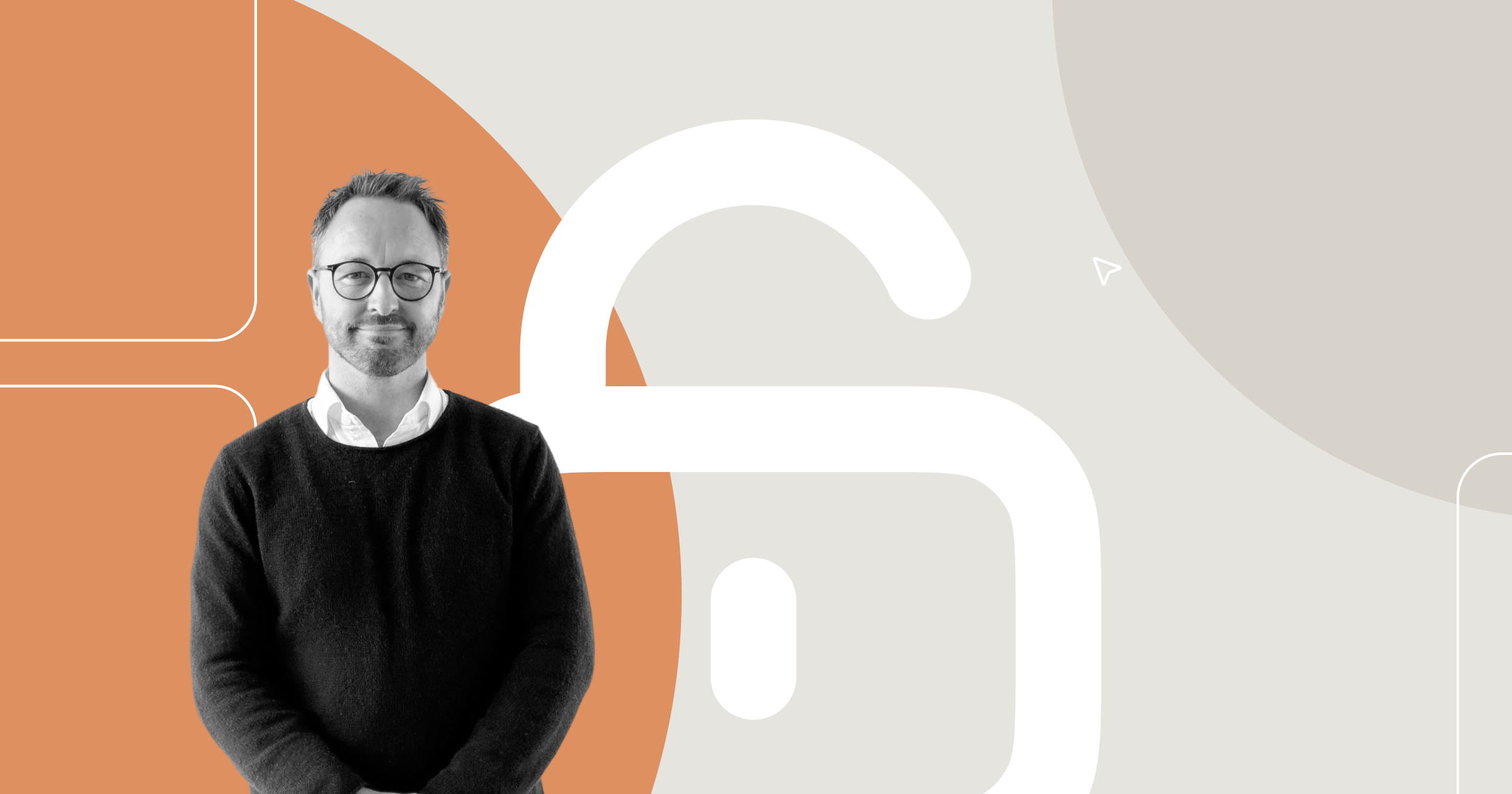 Een man staat voor een grote afbeelding van een slot, die de toegangscontrole en het beheer van de minste bevoegdheden in enquêtesoftware weergeeft.