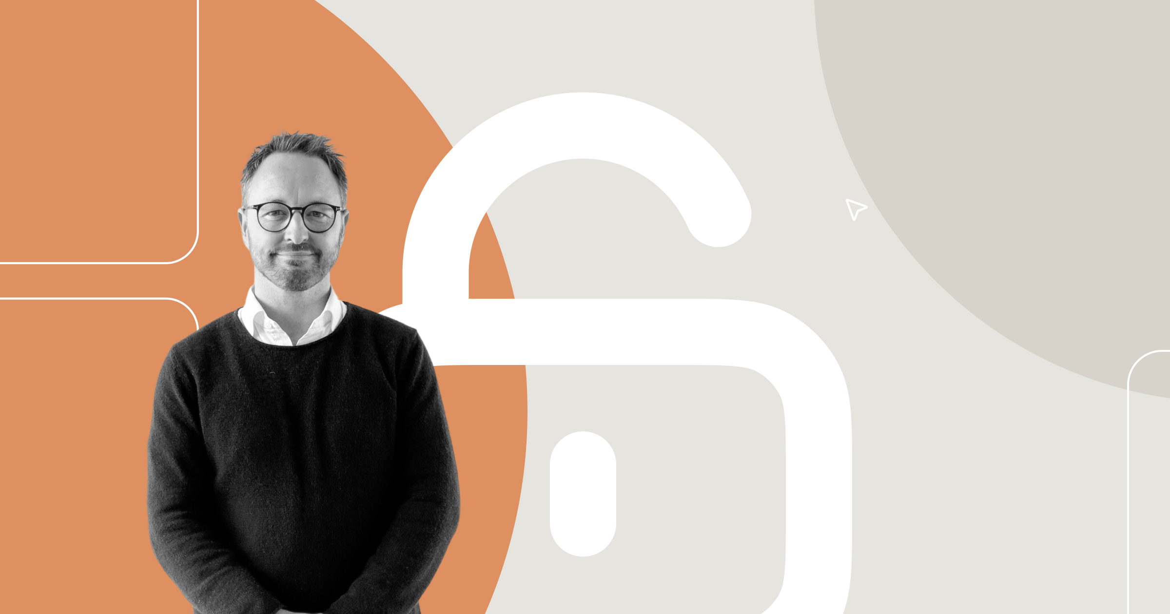 Mann som står foran en stor låsegrafikk, som representerer tilgangskontroll og administrasjon av tillatelser med minst rettigheter i undersøkelsesprogramvare.