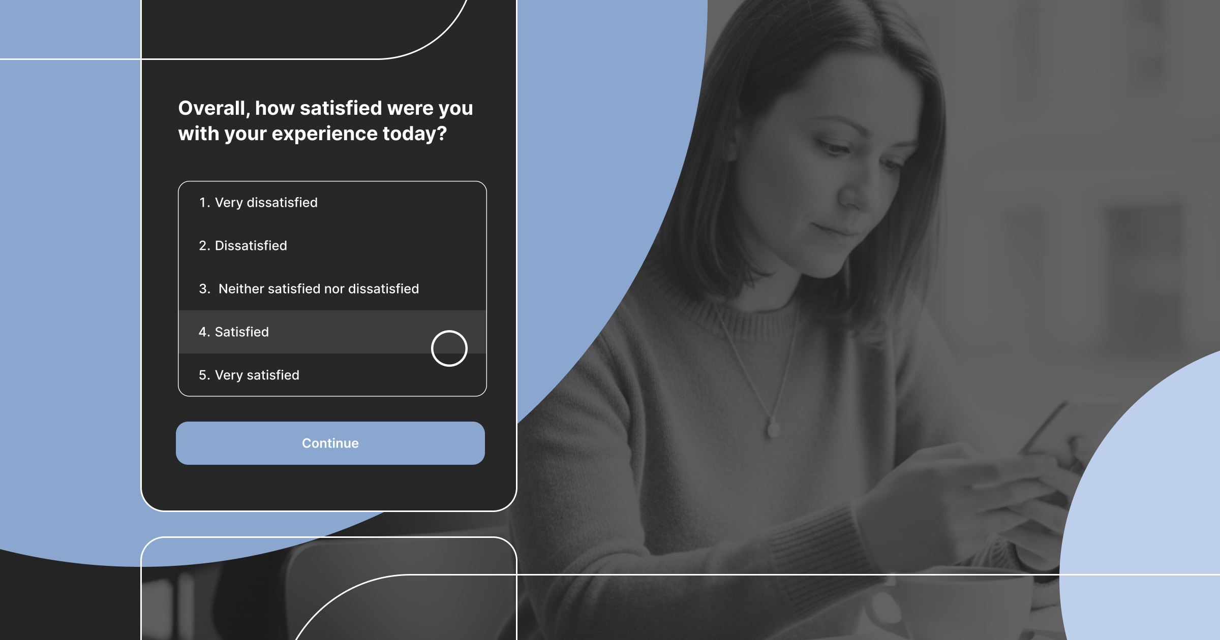 Kunde der besvarer en online tilfredshedsundersøgelse, som måler kundeoplevelse og kundefeedback.