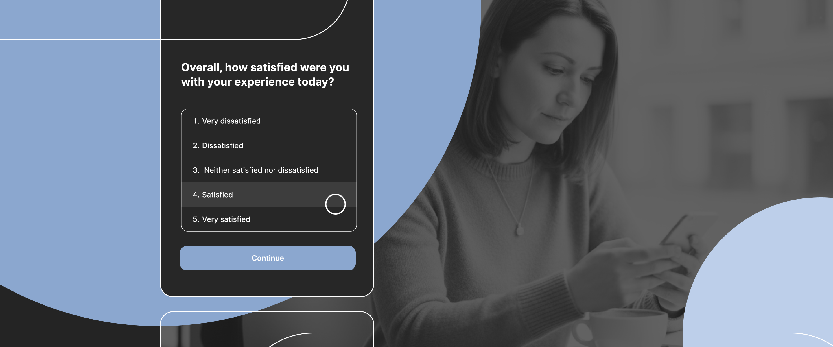 Klanten die reageren op een online enquête op een klantenquêteplatform waarin de klantervaring en feedback worden gemeten.