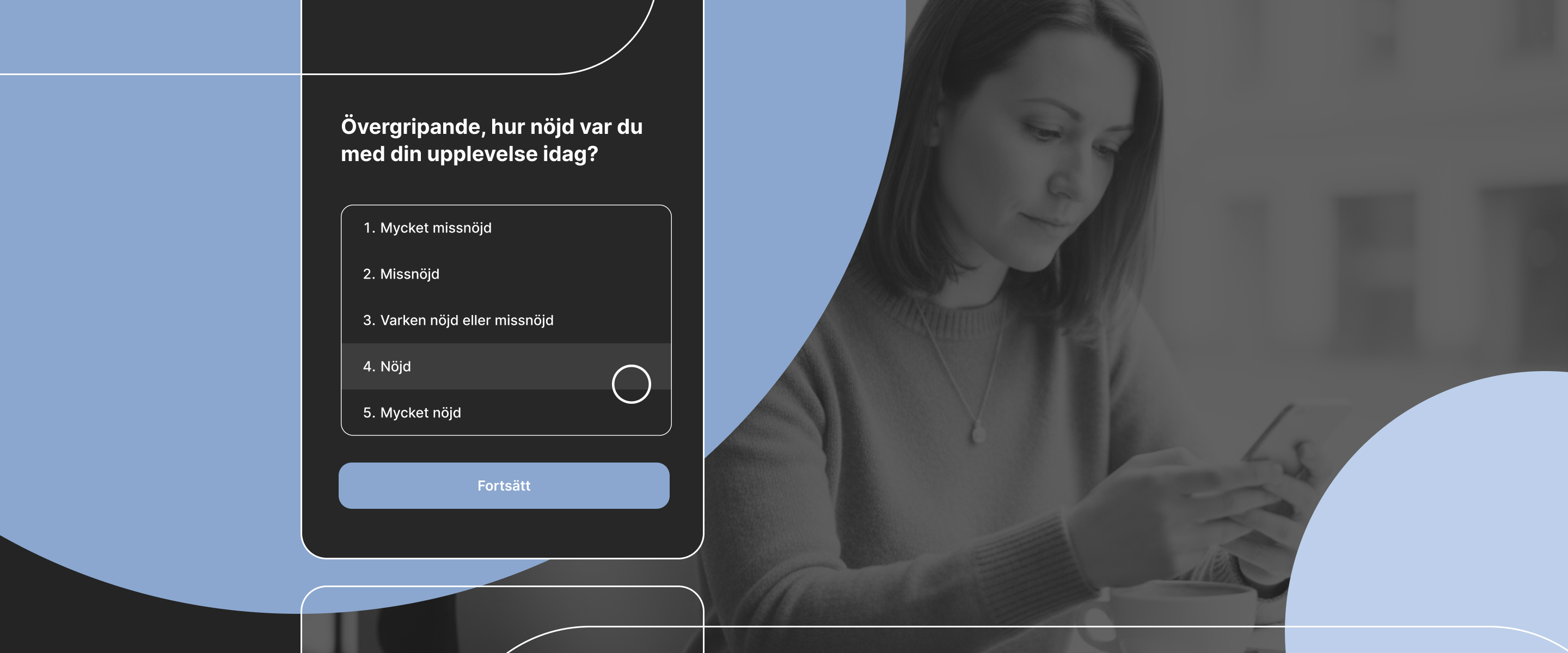 Kund svarar på en onlineundersökning på en kundundersökningsplattform som mäter kundupplevelse och feedback.