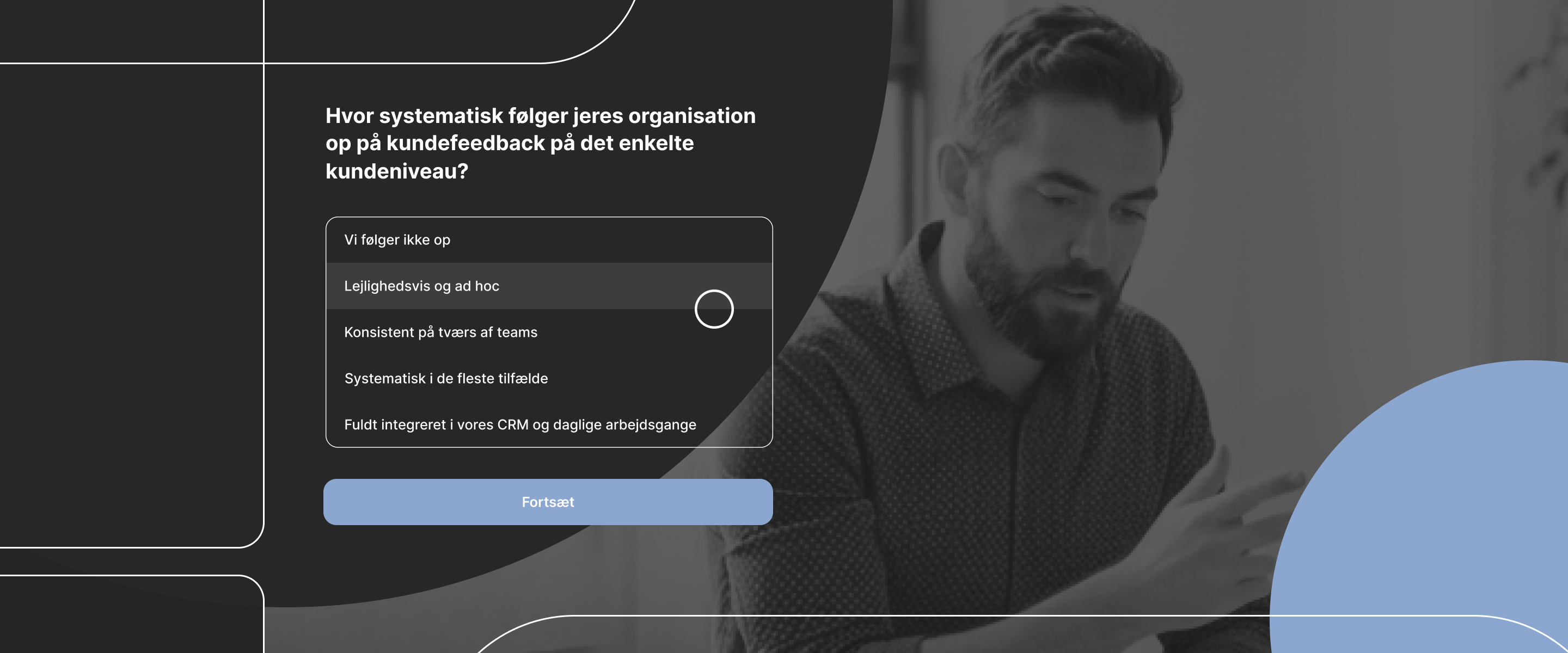 Et spørgeskemaspørgsmål om, hvor systematisk en organisation følger op på kundefeedback på det enkelte kundeniveau, vist med svarmuligheder i en spørgeskemagrænseflade ved siden af et foto af en mand, der arbejder ved et skrivebord.