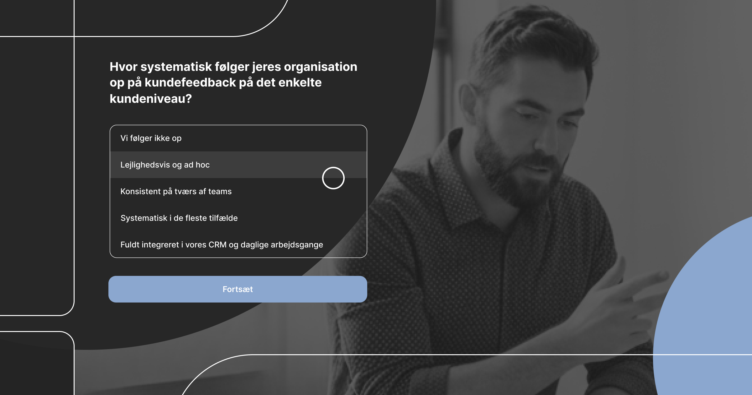 Et spørgeskemaspørgsmål om, hvor systematisk en organisation følger op på kundefeedback på det enkelte kundeniveau, vist med svarmuligheder i en spørgeskemagrænseflade ved siden af et foto af en mand, der arbejder ved et skrivebord.