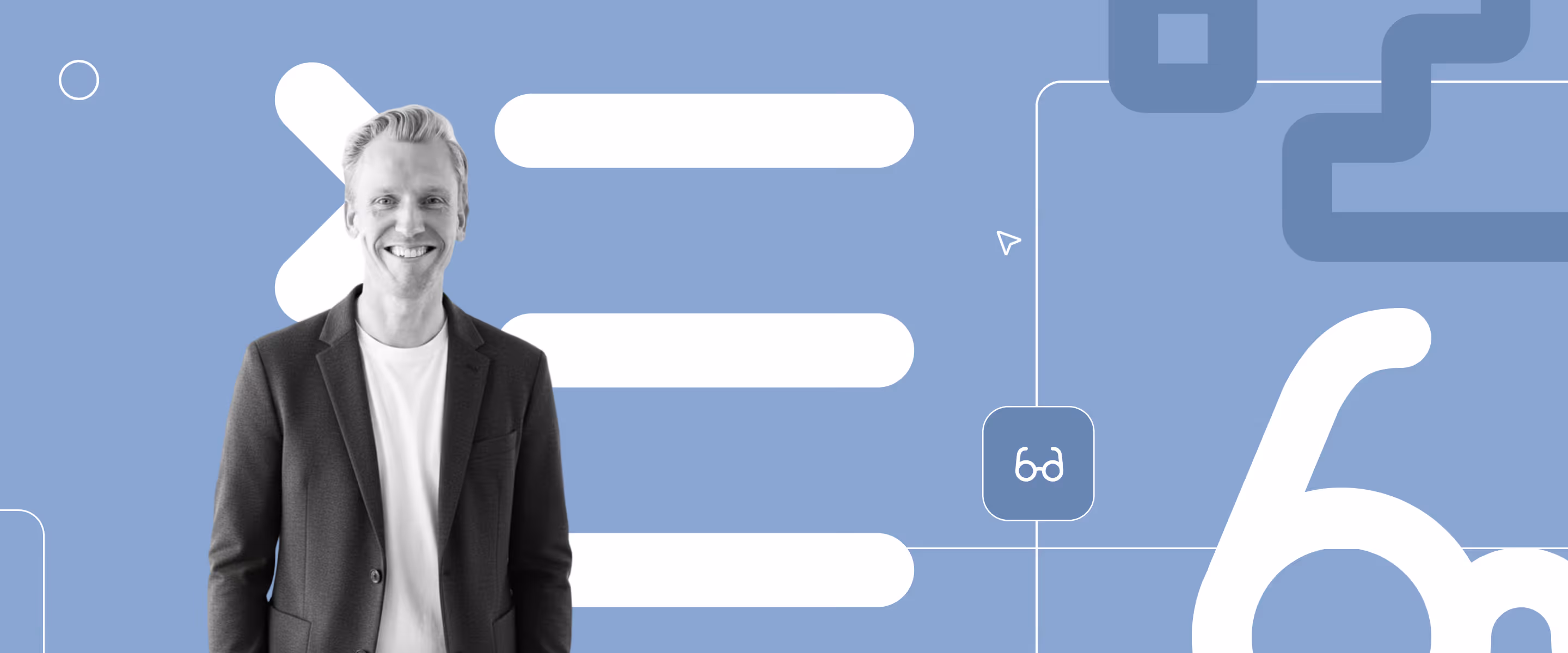 Smilende person, der står mod en blå baggrund med abstrakte grænsefladeelementer og datasymboler.