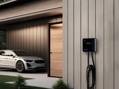 Qobox mini installée sur le mur extérieur d'une jolie maison plein pied