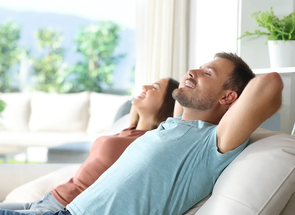 Deux clients d'hôtel qui se prélassent sur un canapé