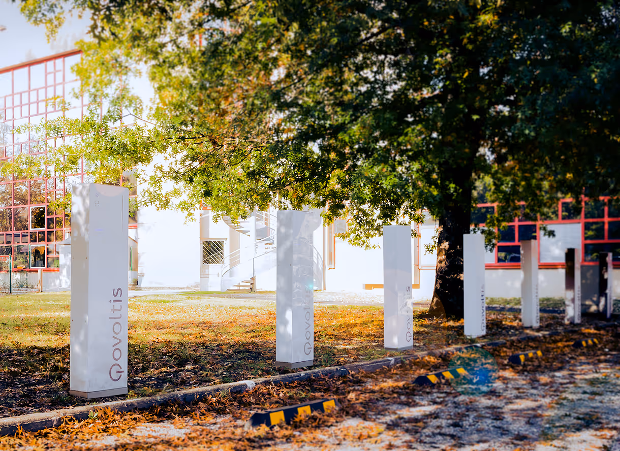 Parking avec plusieurs bornes totem Qobox T installée