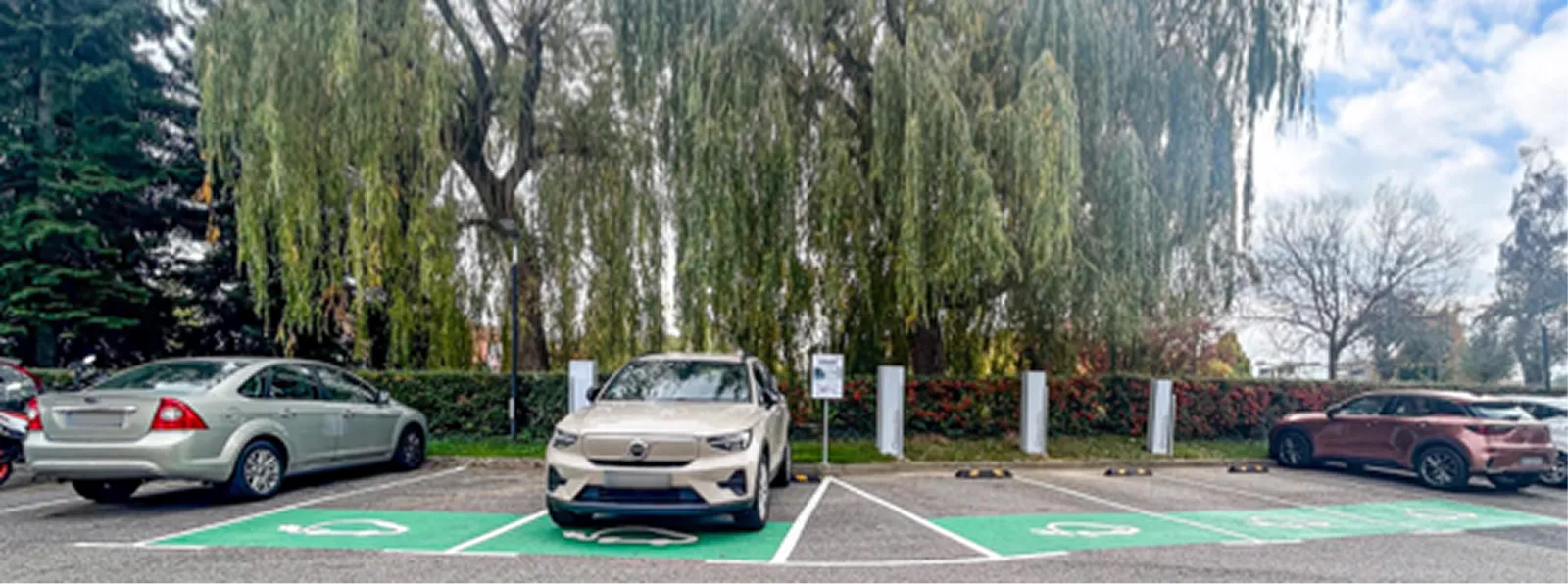 Parking d'hôtel, bornes totem installée, panneau d'utilisation et peinture au sol