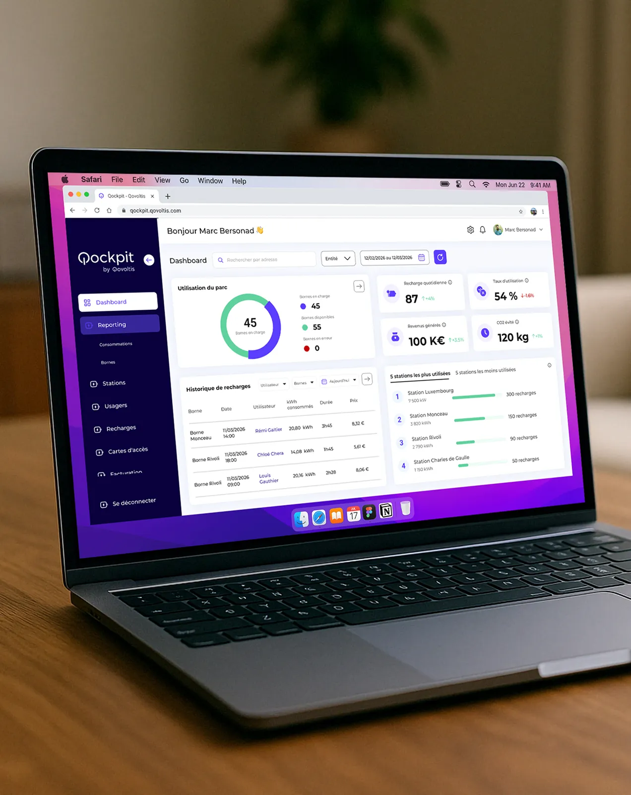 Interface Qockpit de gestion de flotte électrique sur ordinateur — tableau de bord de supervision des bornes de recharge, statistiques de consommation et facturation automatisée