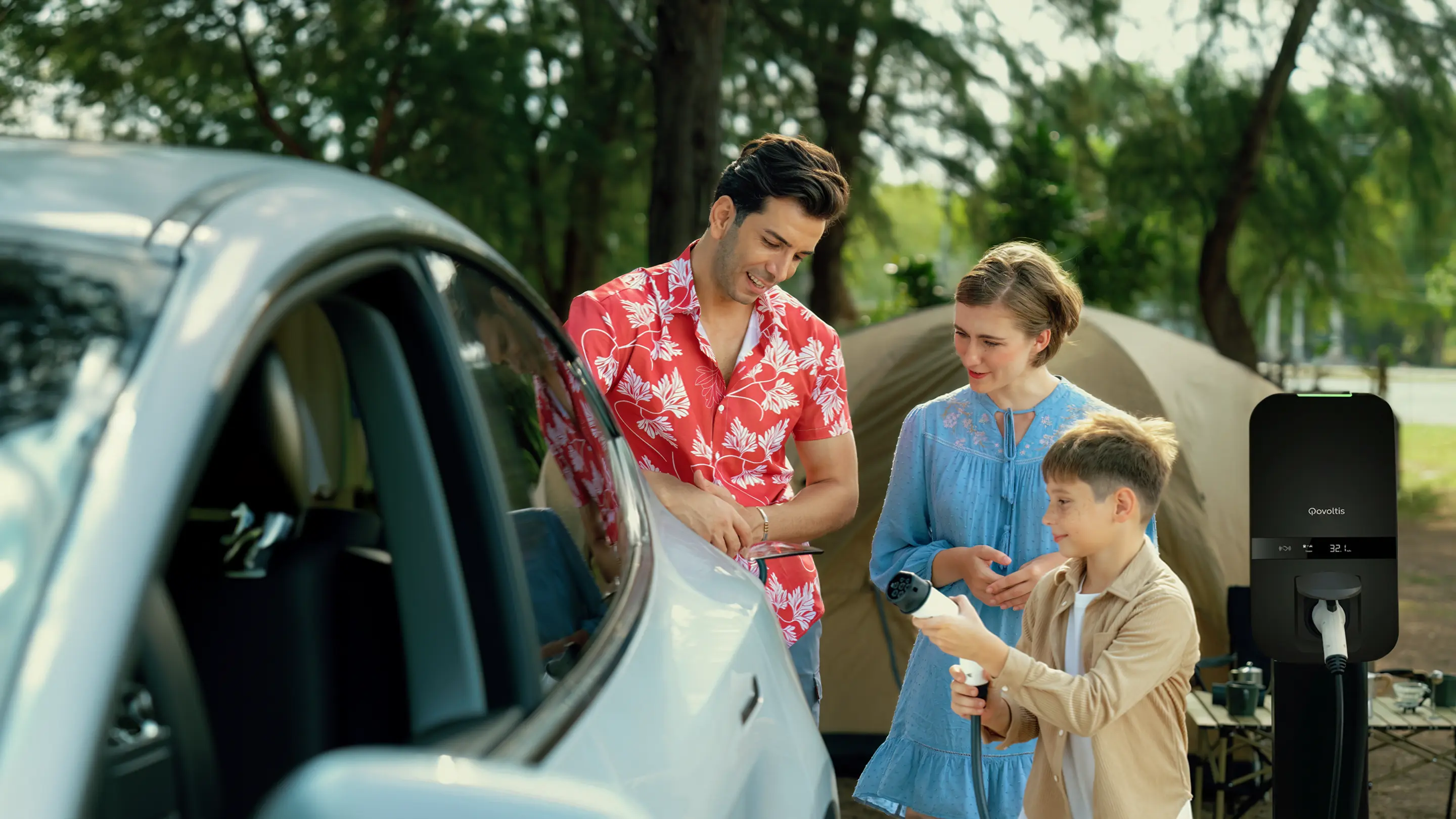Borne de recharge électrique installée dans un camping — solution Qovoltis pour les vacanciers