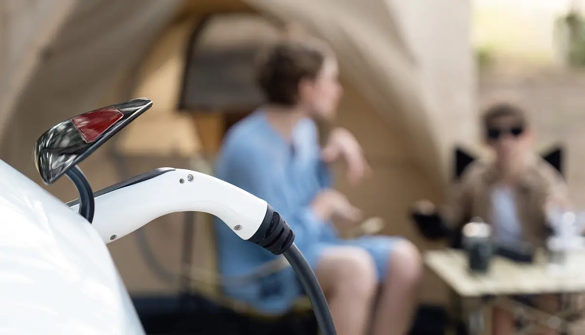Camping équipé de bornes de recharge pour véhicules électriques avec Qovoltis