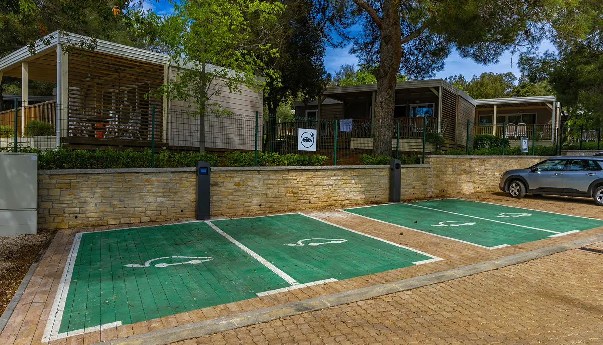 Camping équipé de bornes de recharge pour véhicules électriques avec Qovoltis