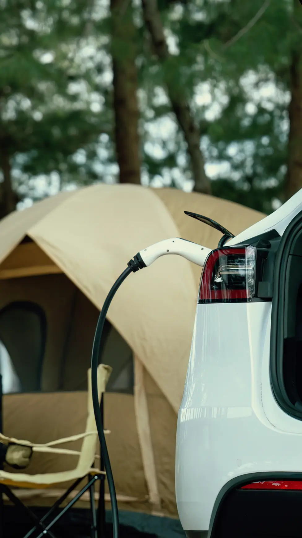 Tentes de glamping dans un camping modernisé avec des services de recharge électrique