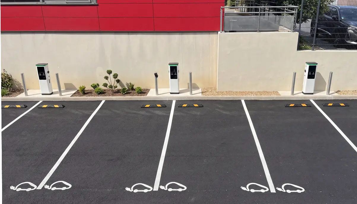 Parking d'hôtel équipé de bornes de recharge électrique Qovoltis en tiers-investissement