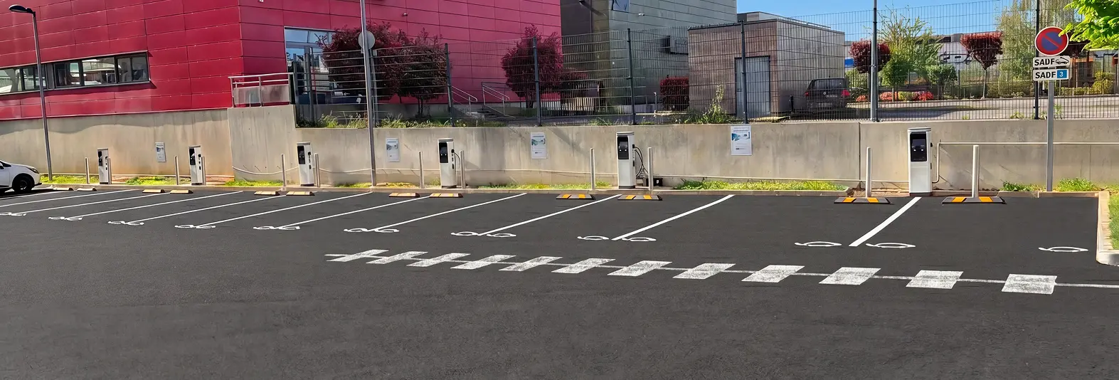 Grande installation de bornes de recharge Qovoltis dans un parking hôtel