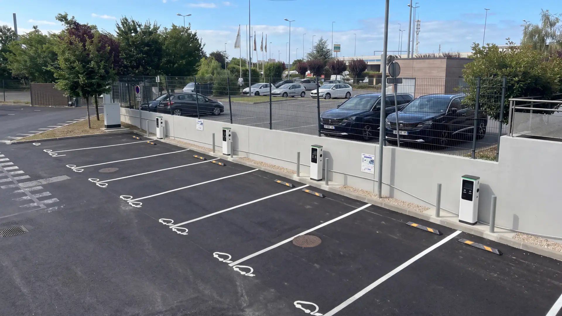 Parking equipped with several charging stations for electric vehicles, ideal for a hotel or a site open to the public