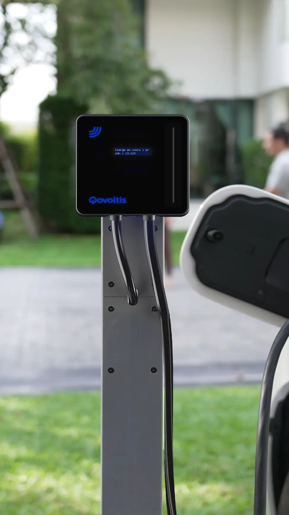Borne de recharge Qobox mini au design compact, pilotée depuis l'application Qovoltis