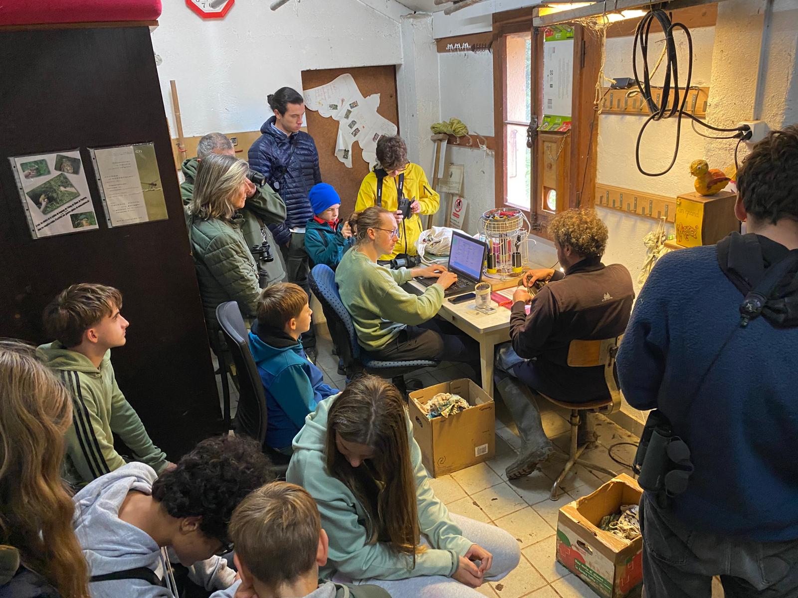 Ribambelle de curieux autour du bagueur et de son fidèle assistant bien affairés...